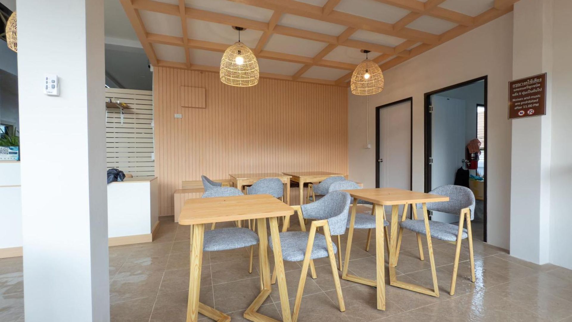 โรงแรม The Seathru Koh Larn 3*