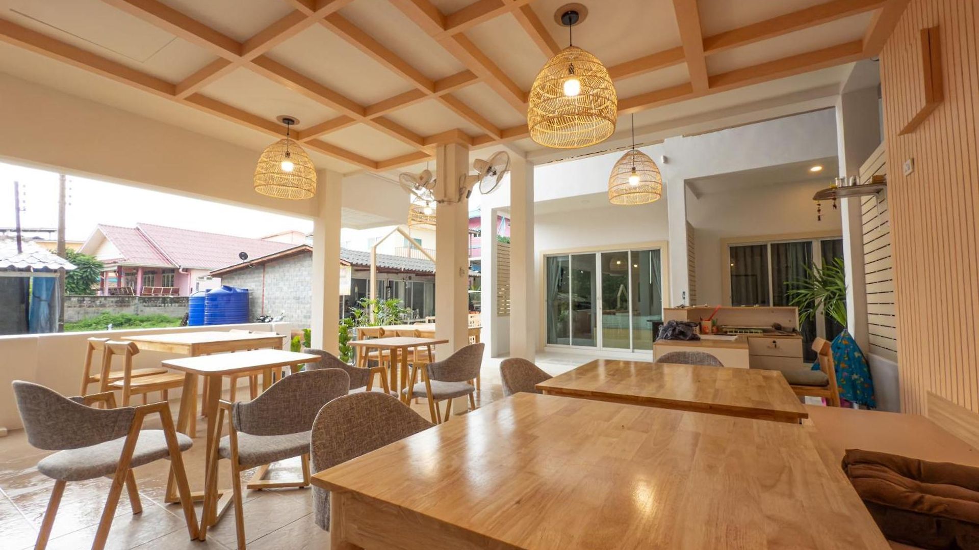 The Seathru Koh Larn โรงแรม Pattaya