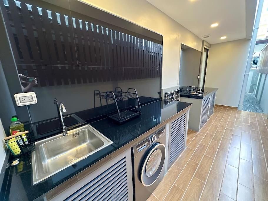 Super Luxury 3 Bedroom Private Pool With Jacuzzi, Near 711, 10 Minutes To Walking Street And - Mt 7 Pattaya