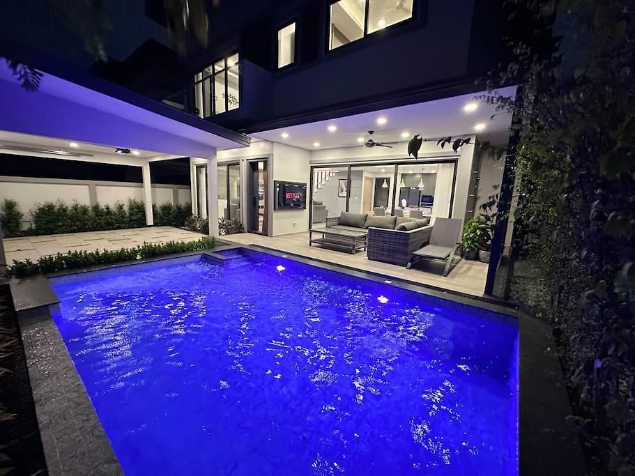 Super Luxury 3 Bedroom Private Pool With Jacuzzi, Near 711, 10 Minutes To Walking Street And - Mt 7 วิลล่า Pattaya