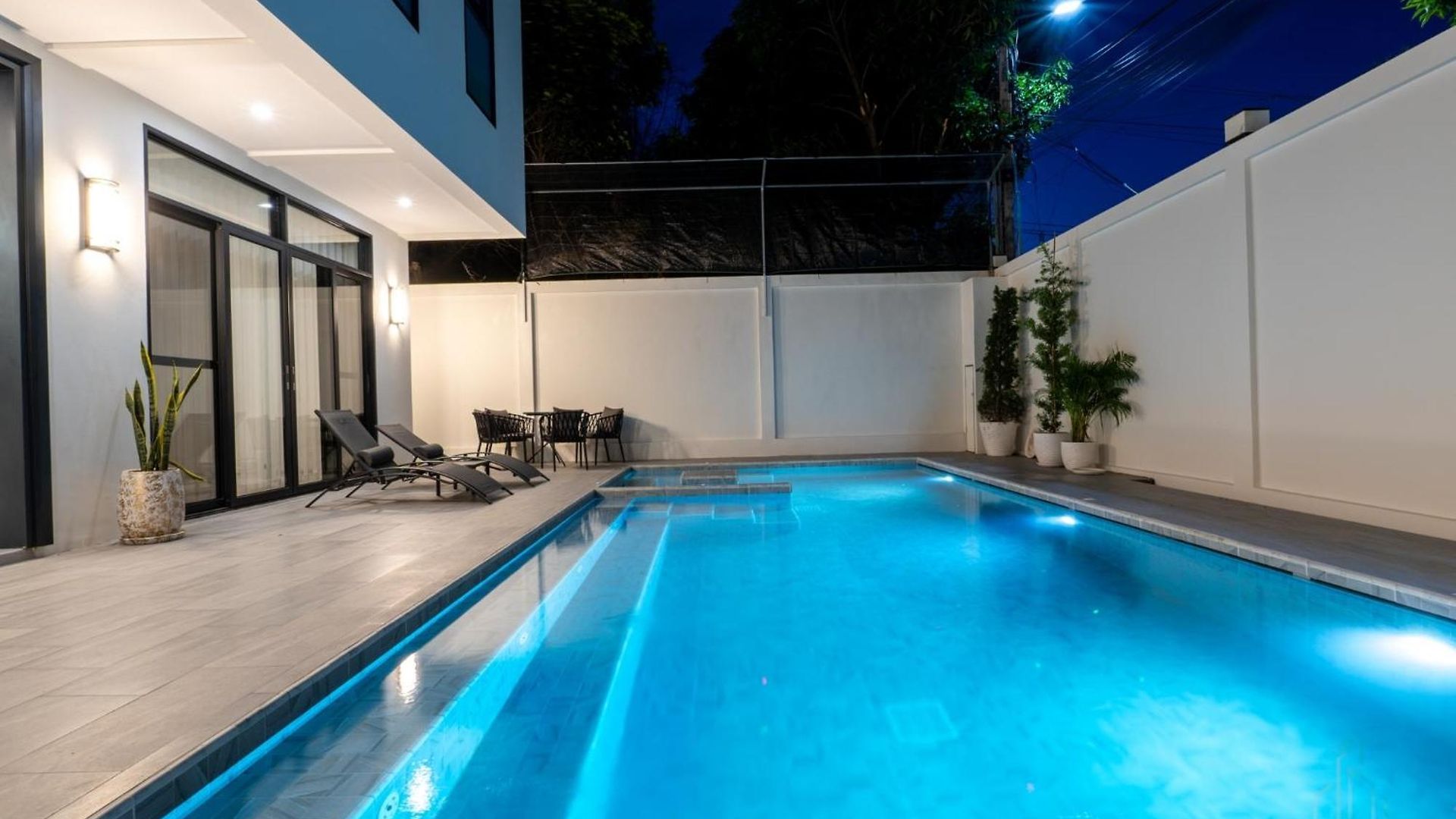 T M L-urban Modern Pool -4 Bedrooms & 5 Bathrooms - Private Ktv - Prime Location -family & Group