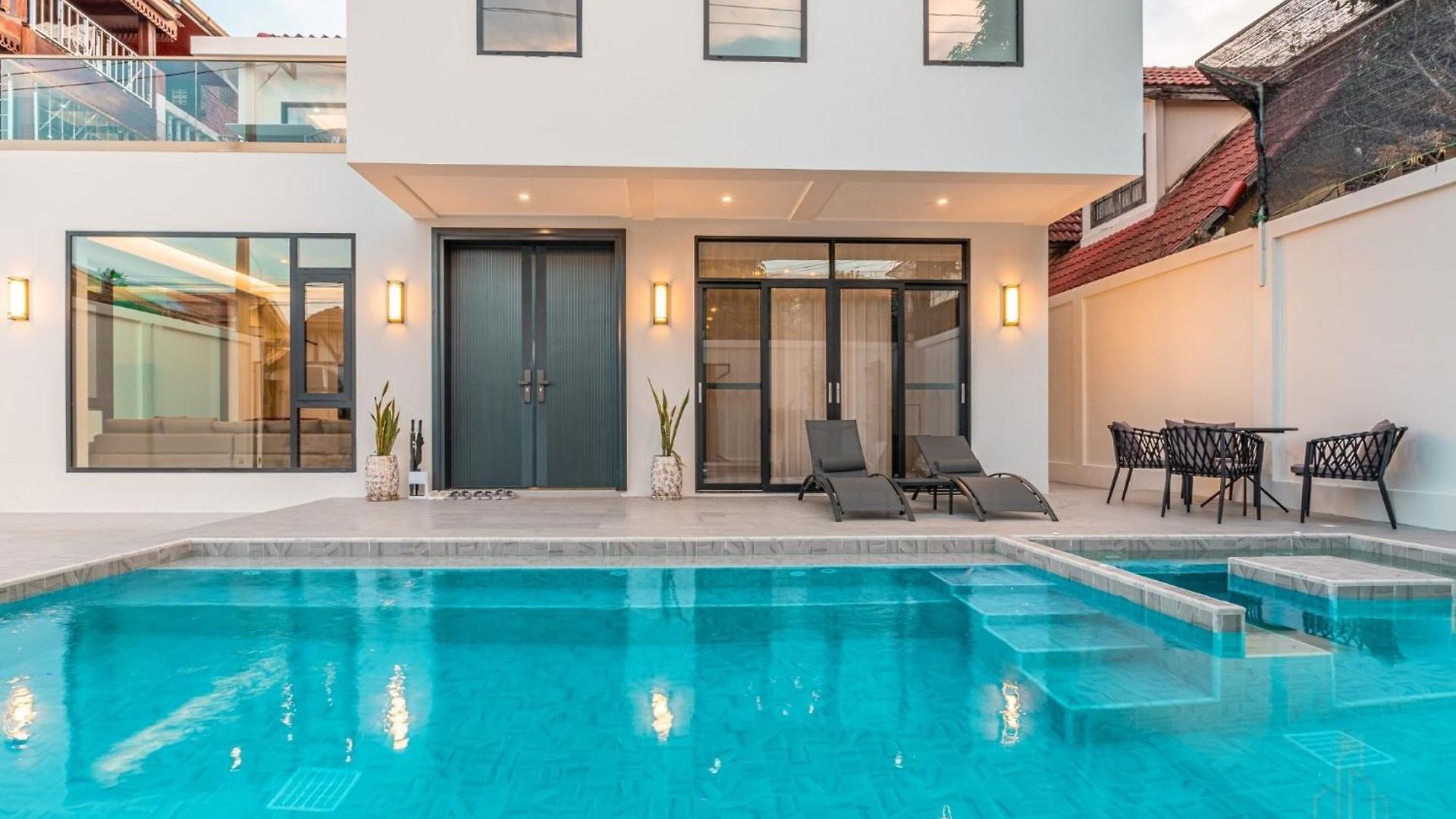 T M L-urban Modern Pool -4 Bedrooms & 5 Bathrooms - Private Ktv - Prime Location -family & Group Pattaya
