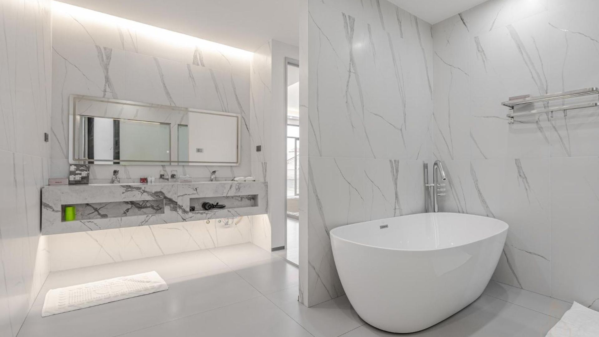 T M L-urban Modern Pool -4 Bedrooms & 5 Bathrooms - Private Ktv - Prime Location -family & Group * Pattaya
