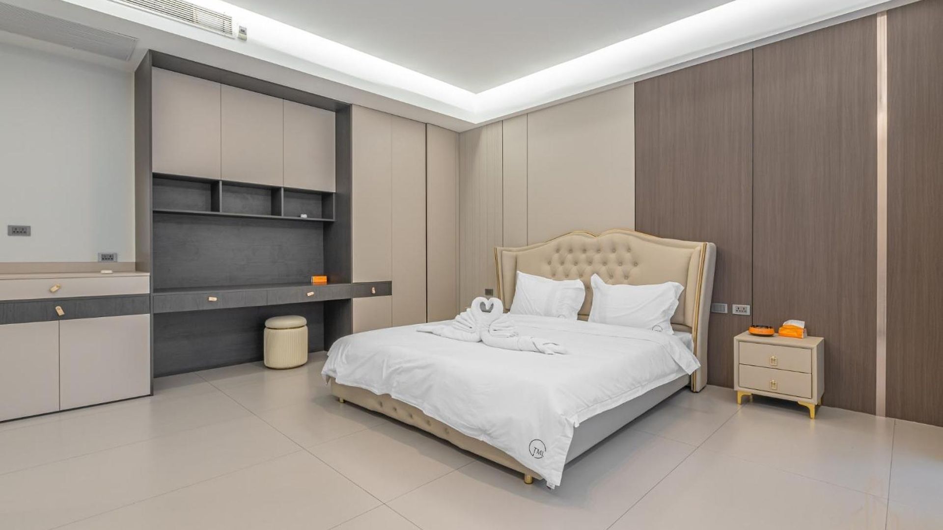 T M L-urban Modern Pool -4 Bedrooms & 5 Bathrooms - Private Ktv - Prime Location -family & Group * Pattaya