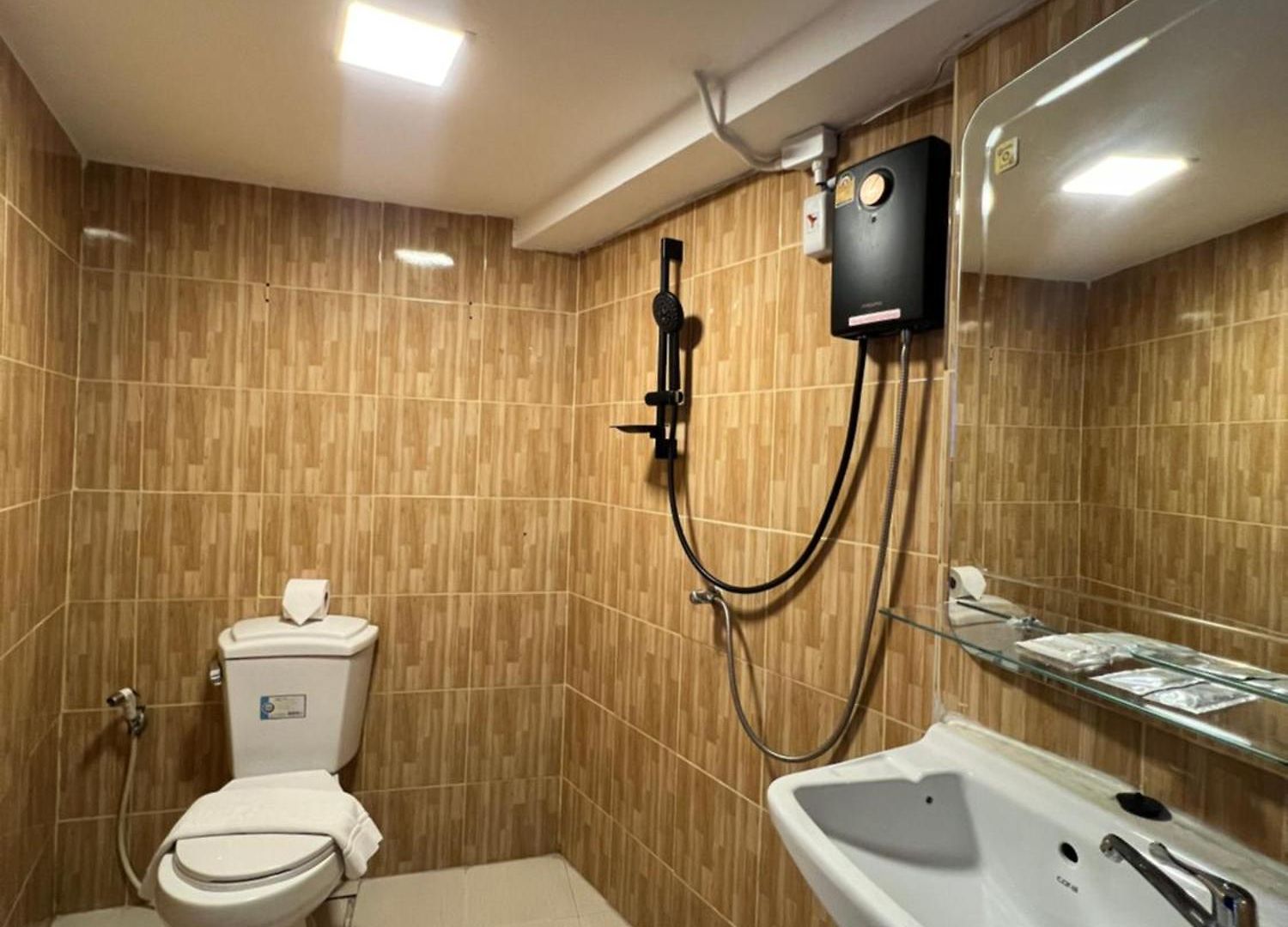 โรงแรม Maland House - Soi 14 Saisong Road
