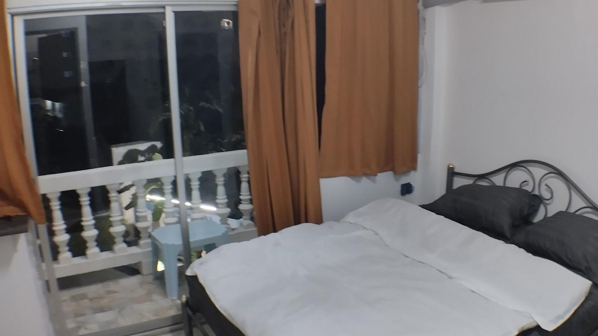 โรงแรม Arunotai Ii - *