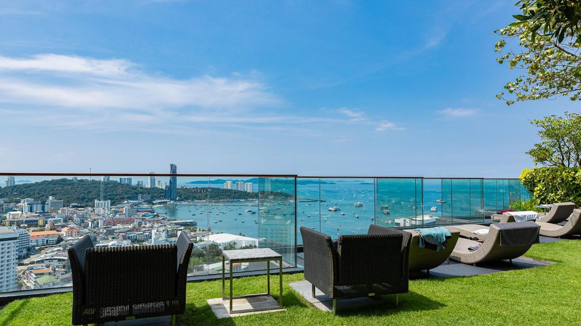 อพาร์ทเม้น Edge Sea View *