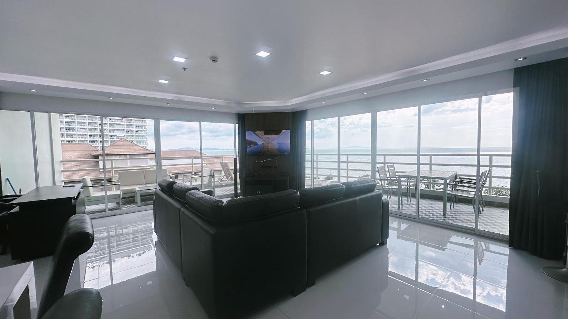 Amazing Big Balcony Seaview Dontan Beachfront อพาร์ทเม้น Pattaya