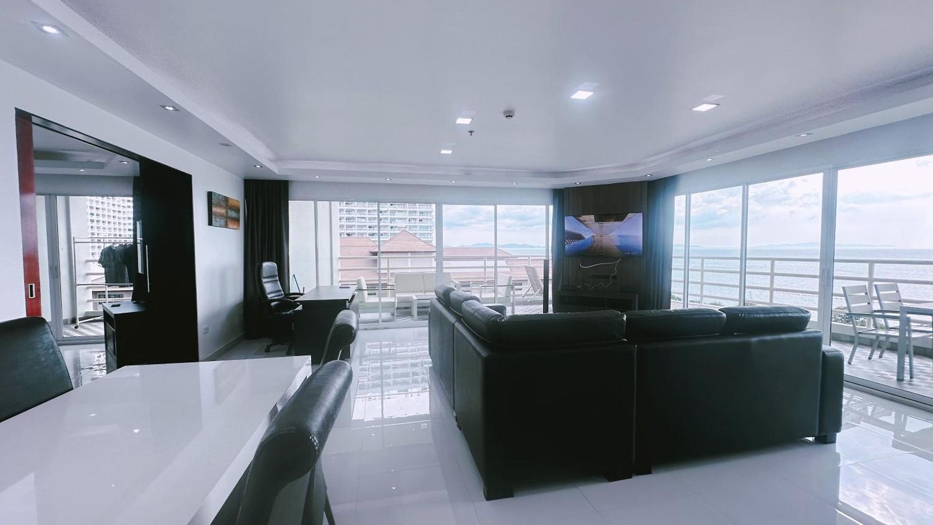 อพาร์ทเม้น Amazing Big Balcony Seaview Dontan Beachfront