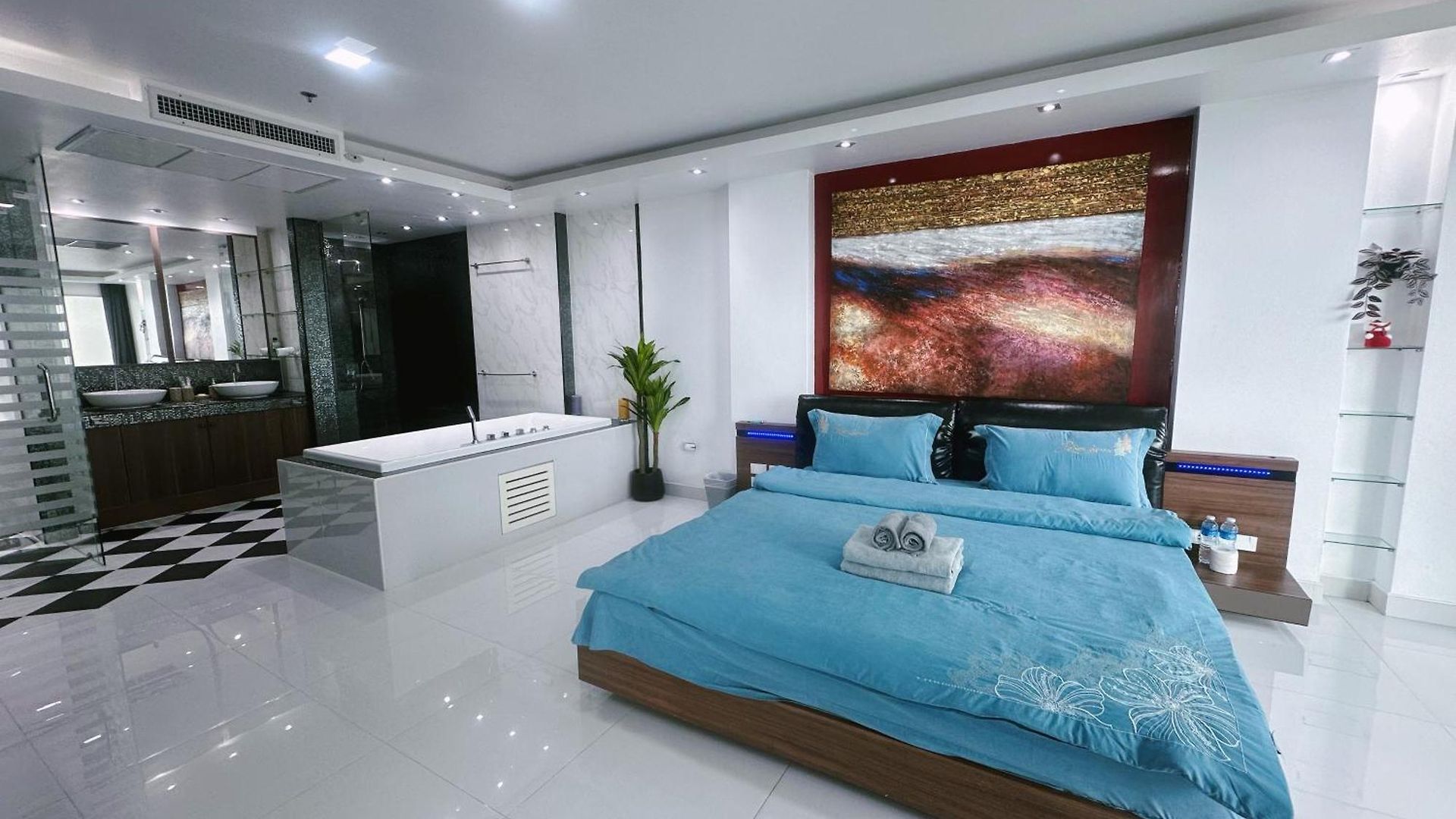 อพาร์ทเม้น Amazing Big Balcony Seaview Dontan Beachfront *