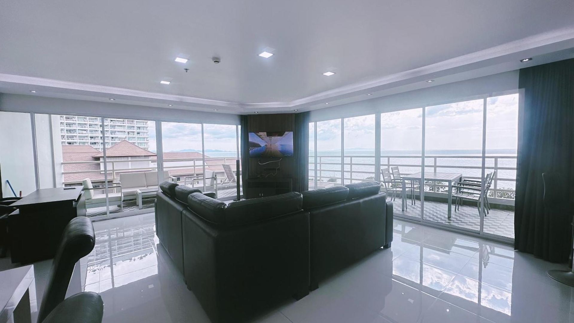 Amazing Big Balcony Seaview Dontan Beachfront Pattaya
