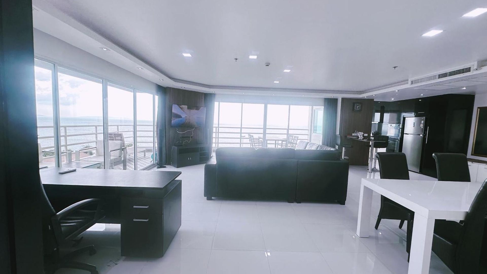 Amazing Big Balcony Seaview Dontan Beachfront อพาร์ทเม้น