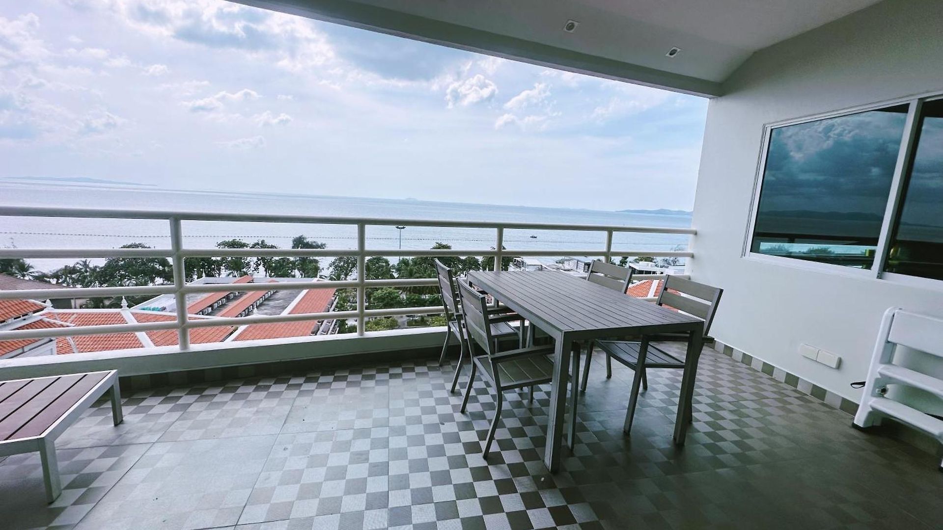 อพาร์ทเม้น Amazing Big Balcony Seaview Dontan Beachfront