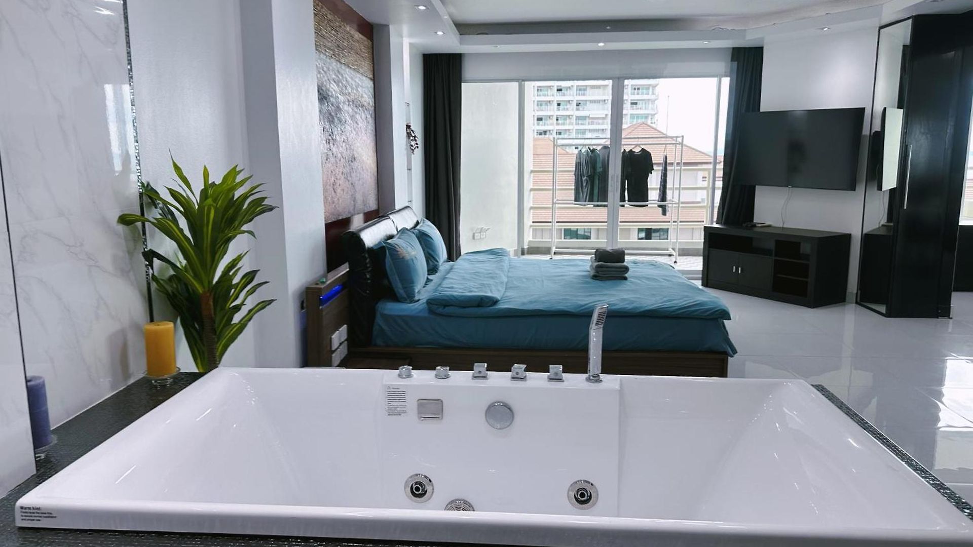 อพาร์ทเม้น Amazing Big Balcony Seaview Dontan Beachfront *