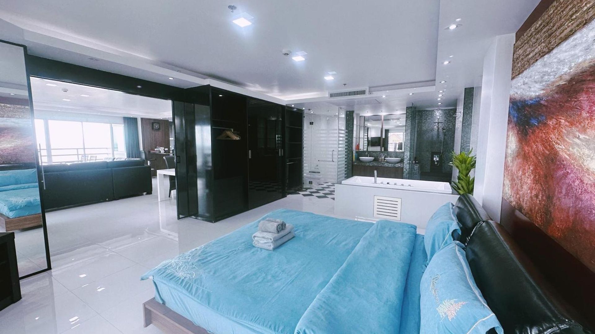 อพาร์ทเม้น Amazing Big Balcony Seaview Dontan Beachfront Pattaya