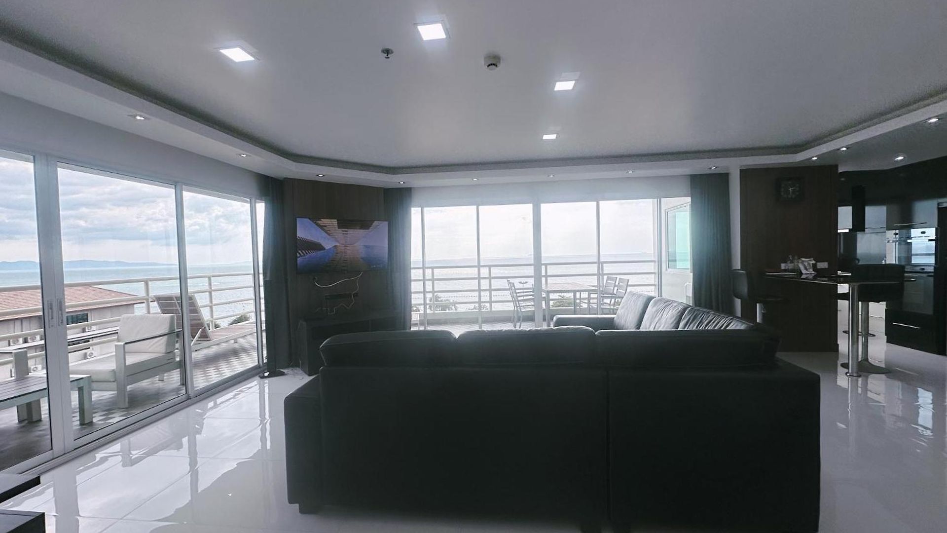 อพาร์ทเม้น Amazing Big Balcony Seaview Dontan Beachfront Pattaya