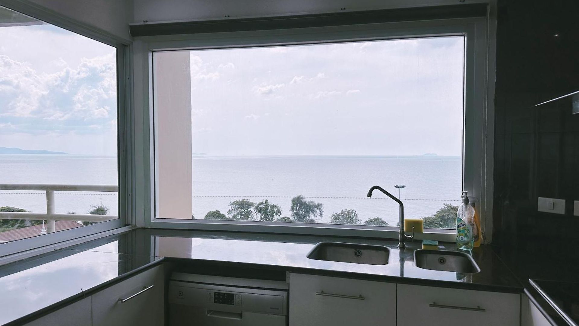 Amazing Big Balcony Seaview Dontan Beachfront * Pattaya