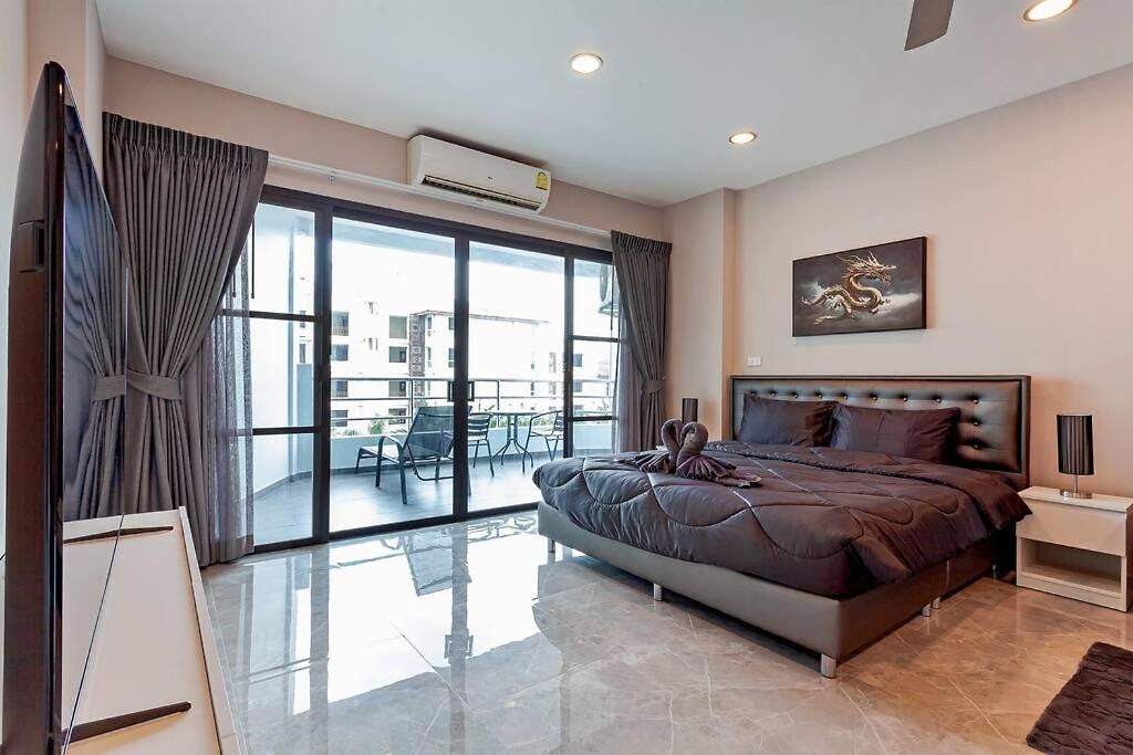 Beachfront Phratamnak Pattaya