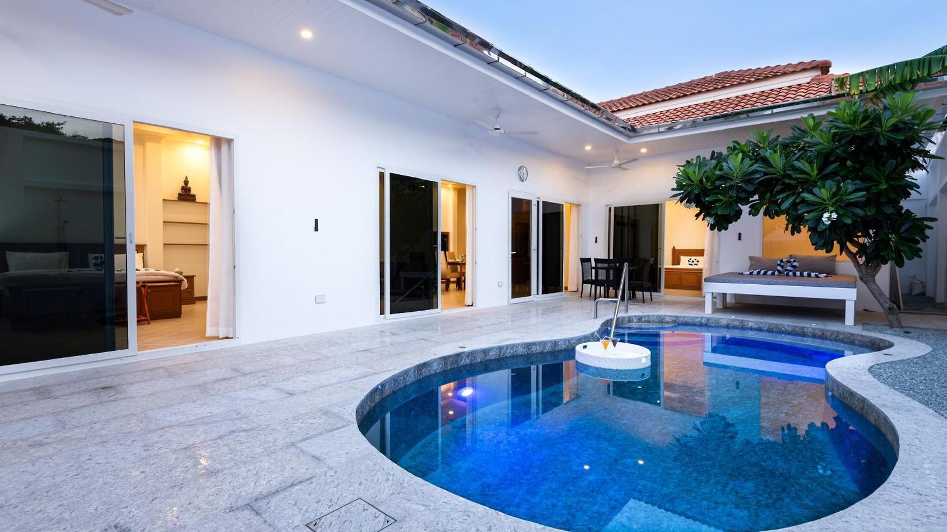 Franken Luxury Pool Pattaya