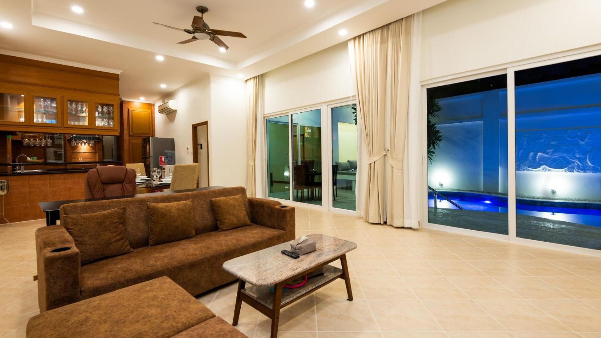 Franken Luxury Pool วิลล่า *