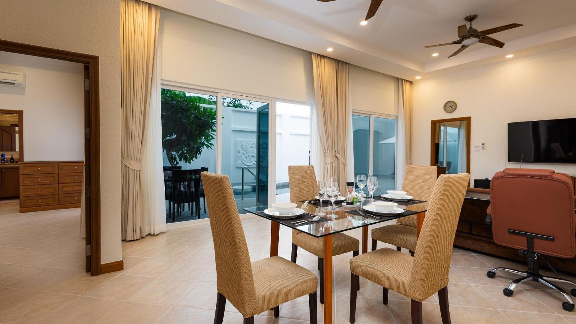 Franken Luxury Pool Pattaya
