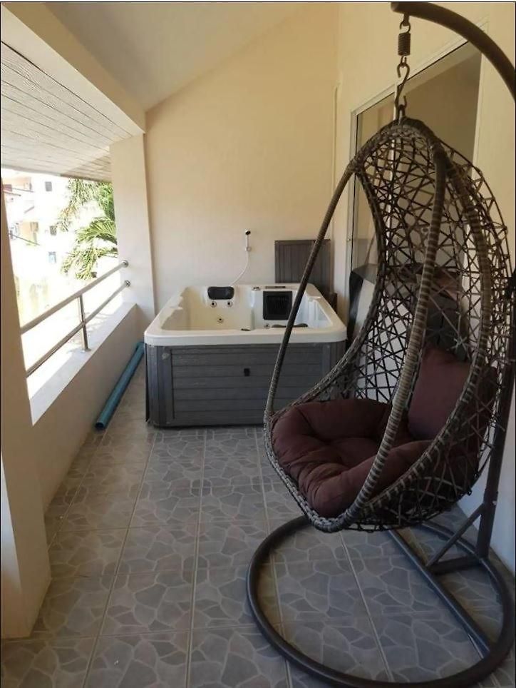 วันหยุดที่บ้าน 3 Bedroom Renovated House With In - And Outdoor Jacuzzi Pattaya