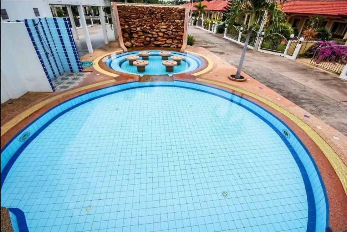 วันหยุดที่บ้าน 3 Bedroom Renovated House With In - And Outdoor Jacuzzi Pattaya
