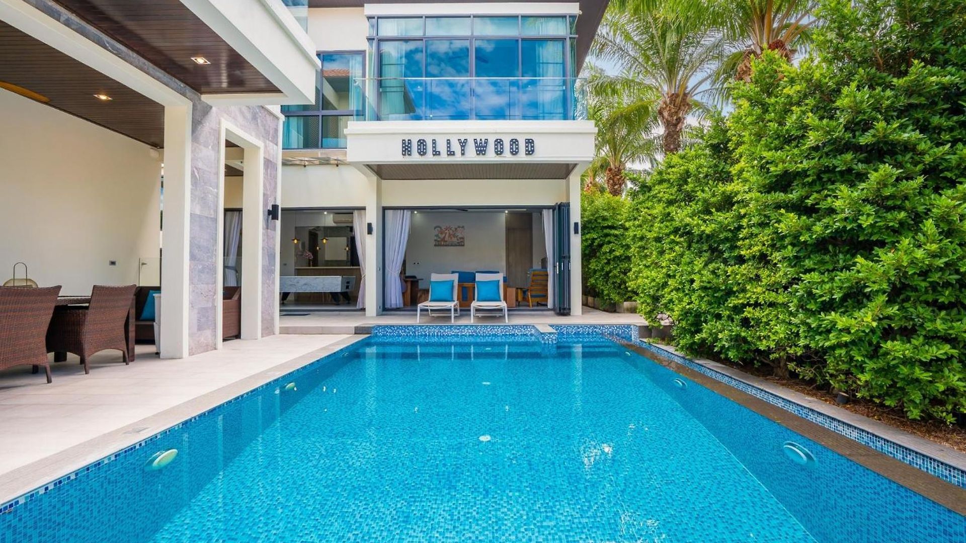 Hollywood Luxury Poolvilla Walking Street 4 Bedrooms * Pattaya