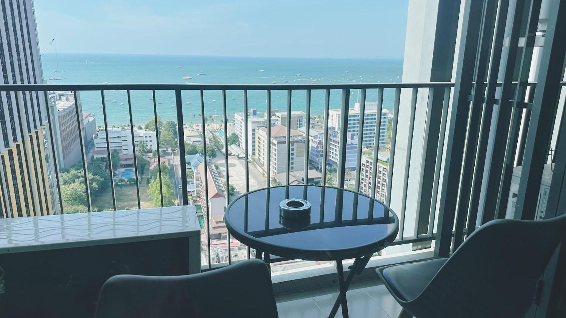 อพาร์ทเม้น The Base Near Festival Pattaya