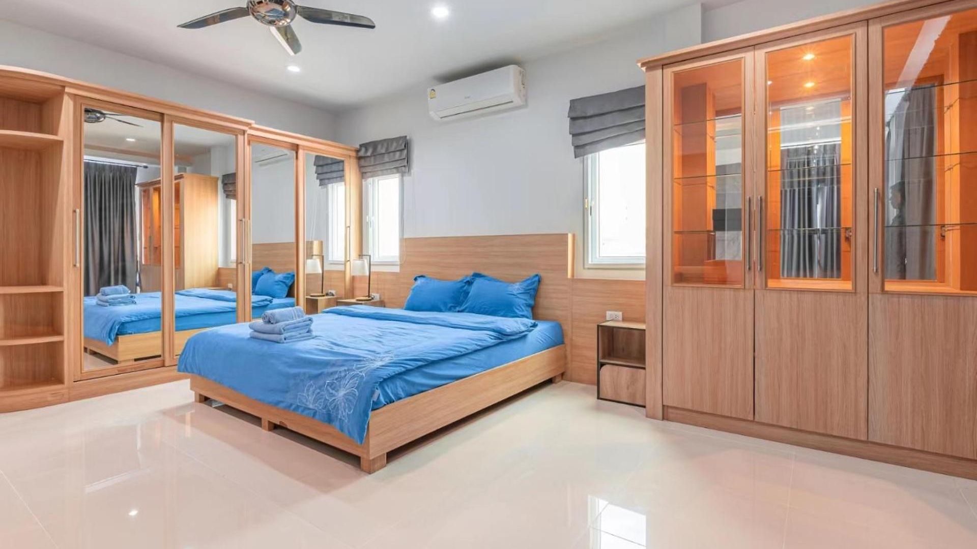 5 Bedrooms Modern Pool
