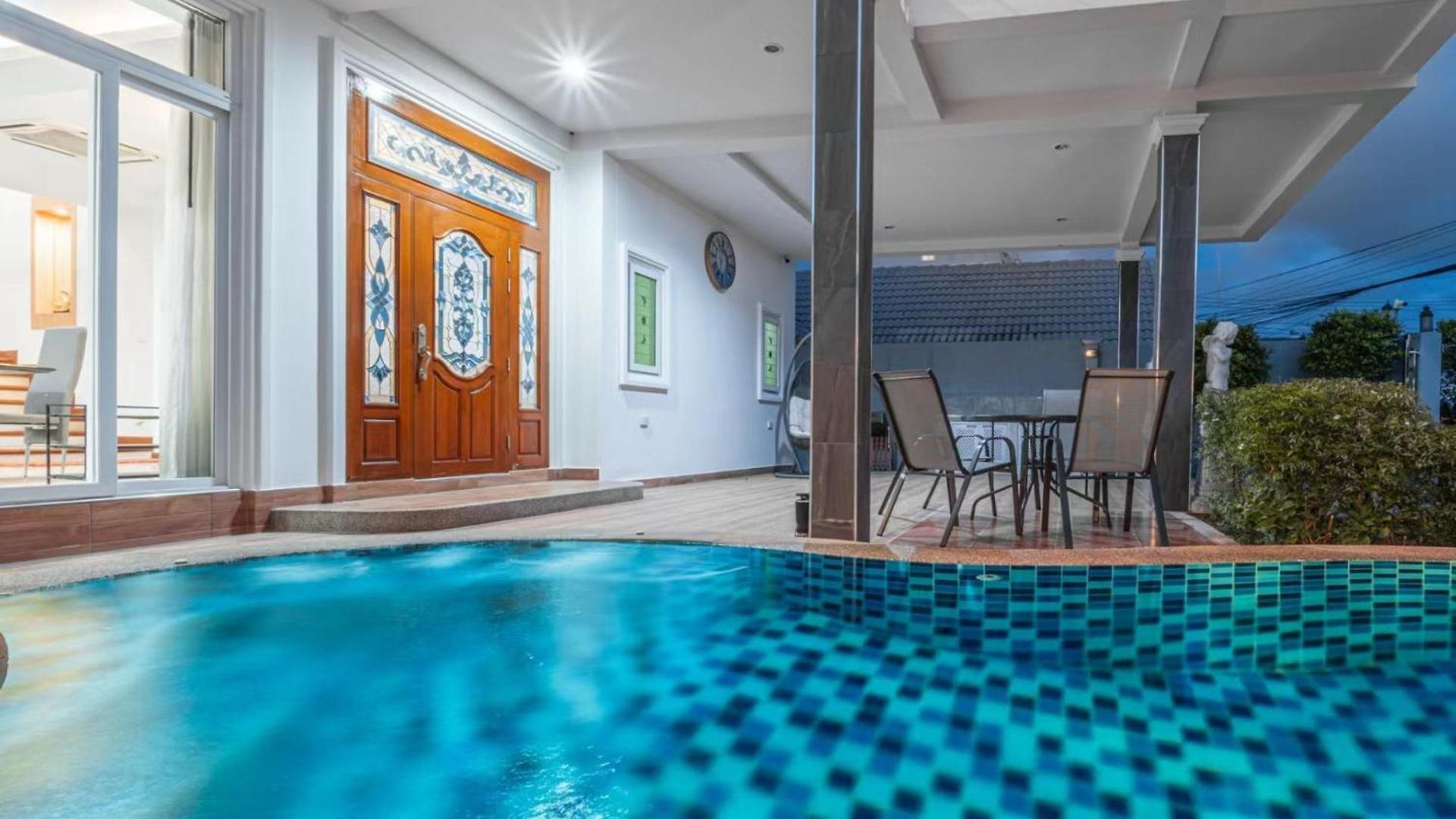 5 Bedrooms Modern Pool วิลล่า Pattaya