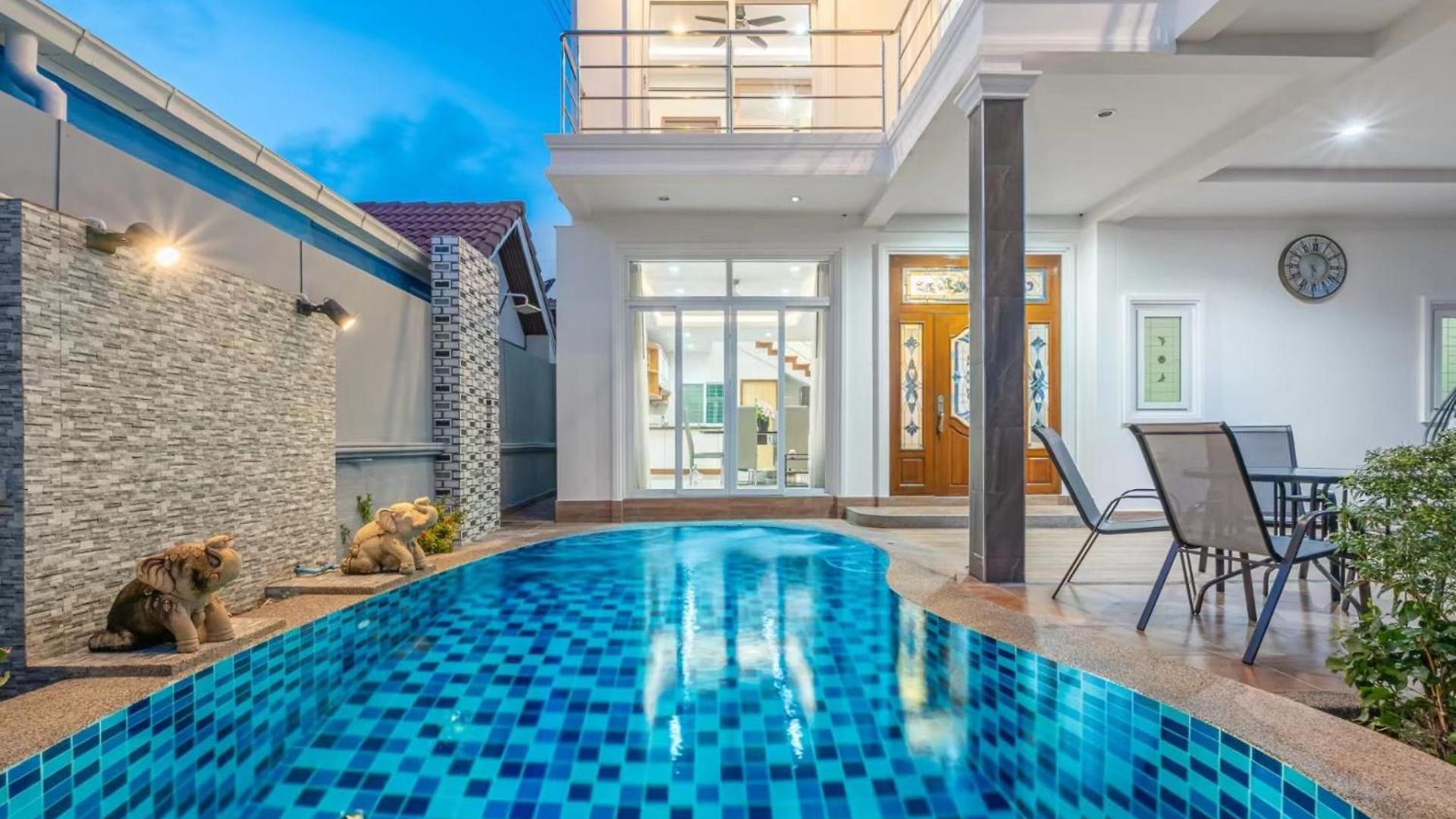 5 Bedrooms Modern Pool *