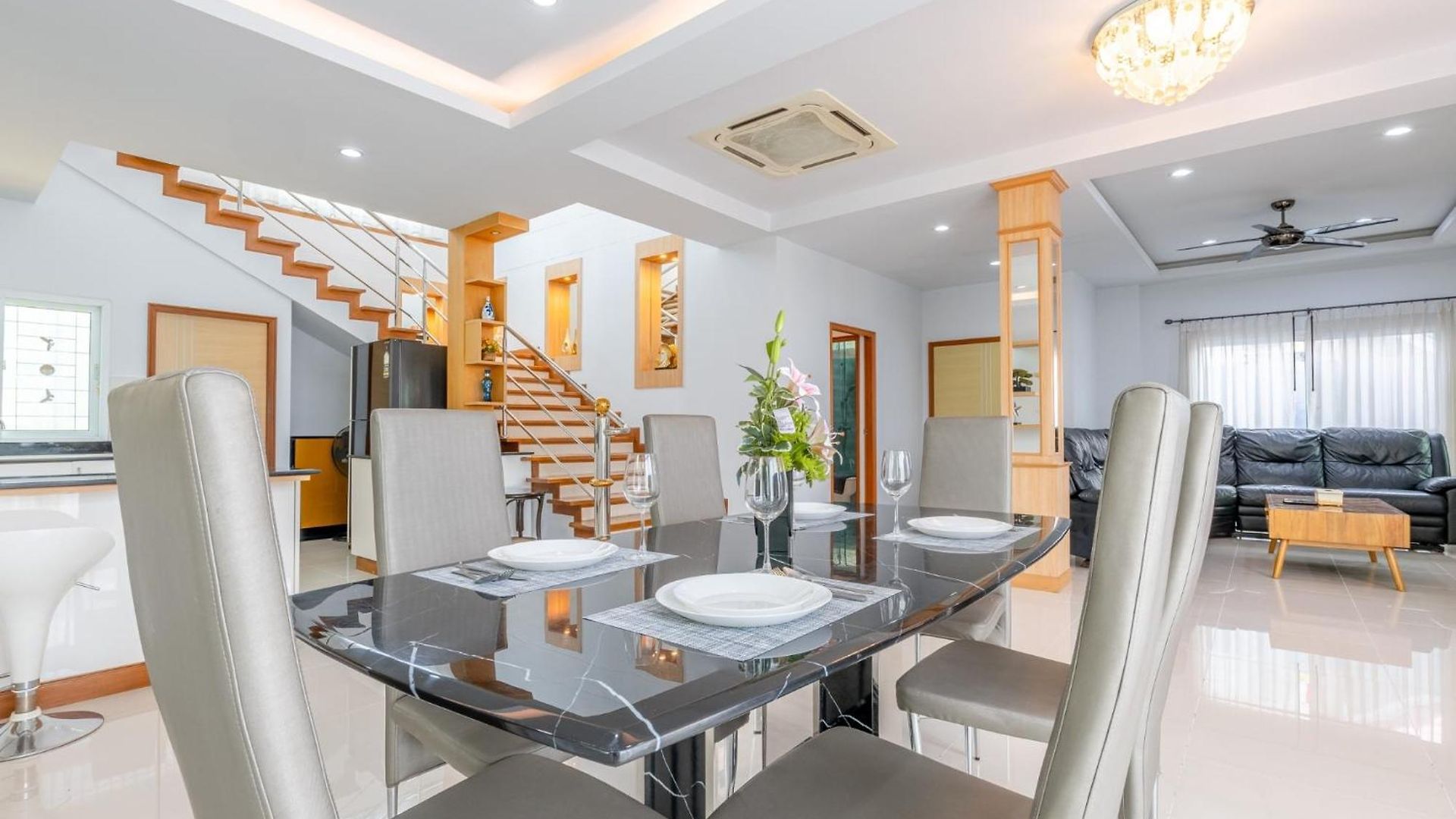 5 Bedrooms Modern Pool วิลล่า Pattaya