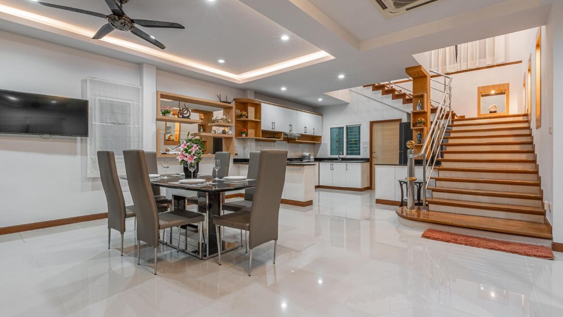 วิลล่า 5 Bedrooms Modern Pool Pattaya