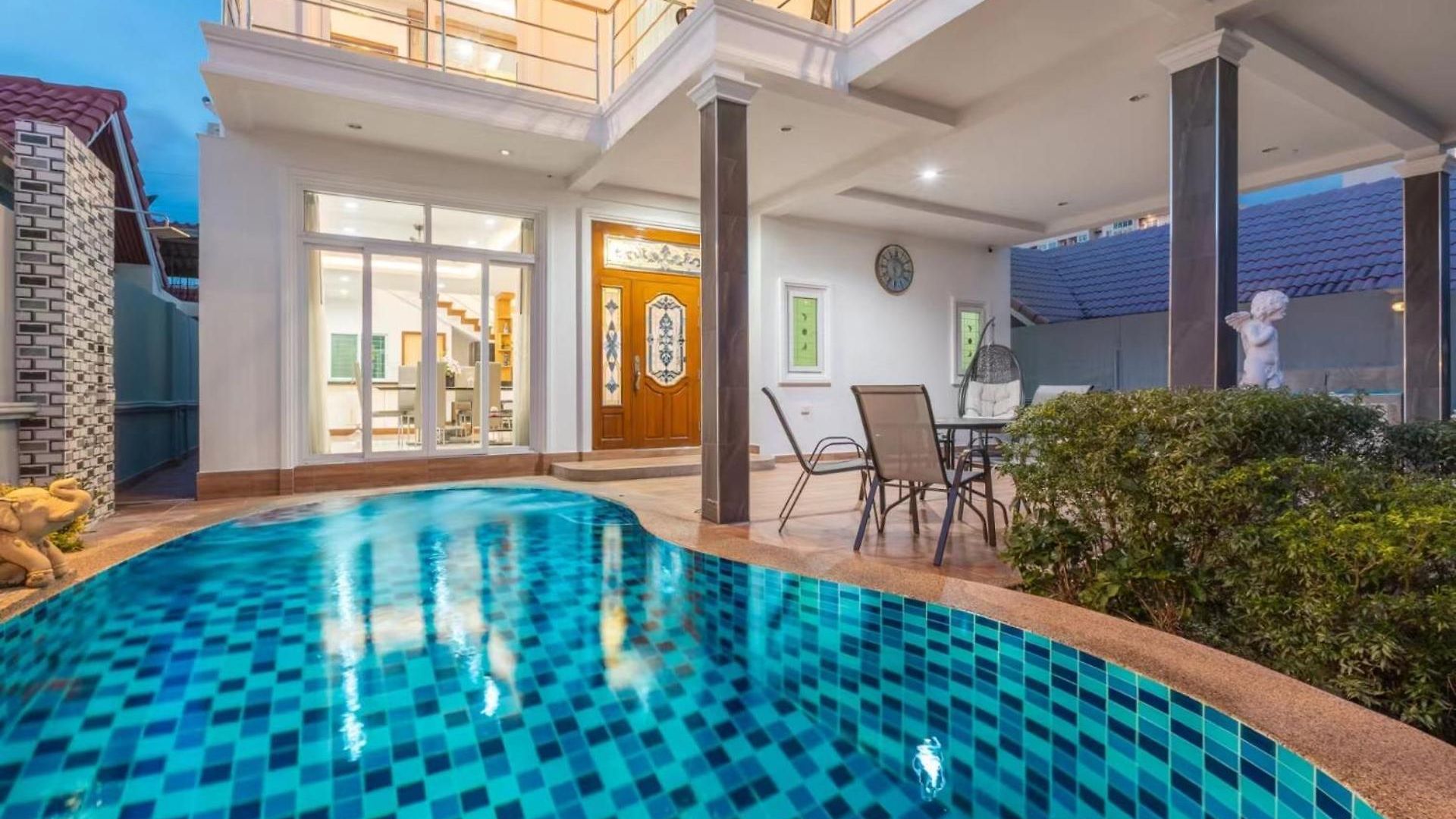 5 Bedrooms Modern Pool *