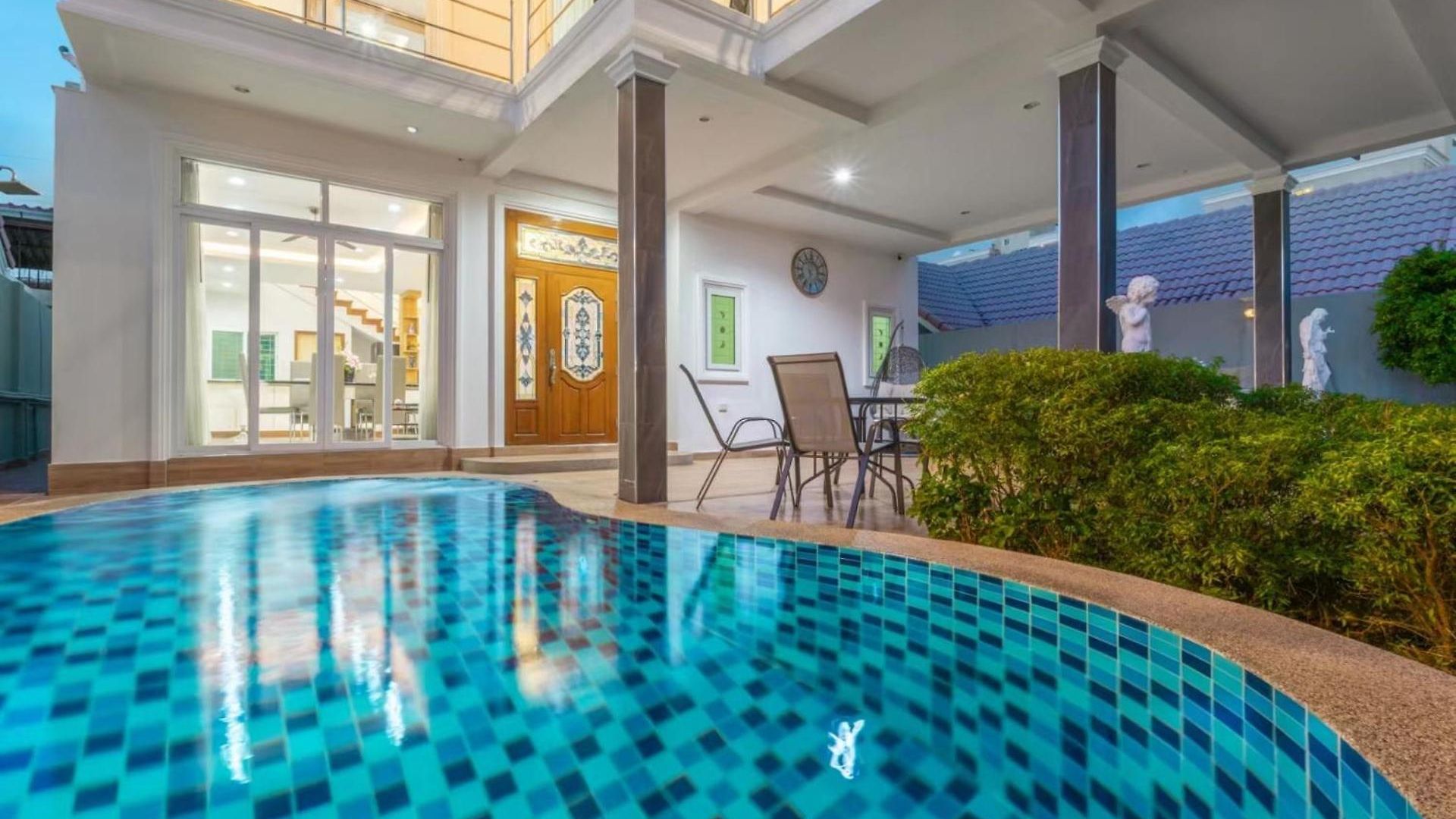 5 Bedrooms Modern Pool Pattaya
