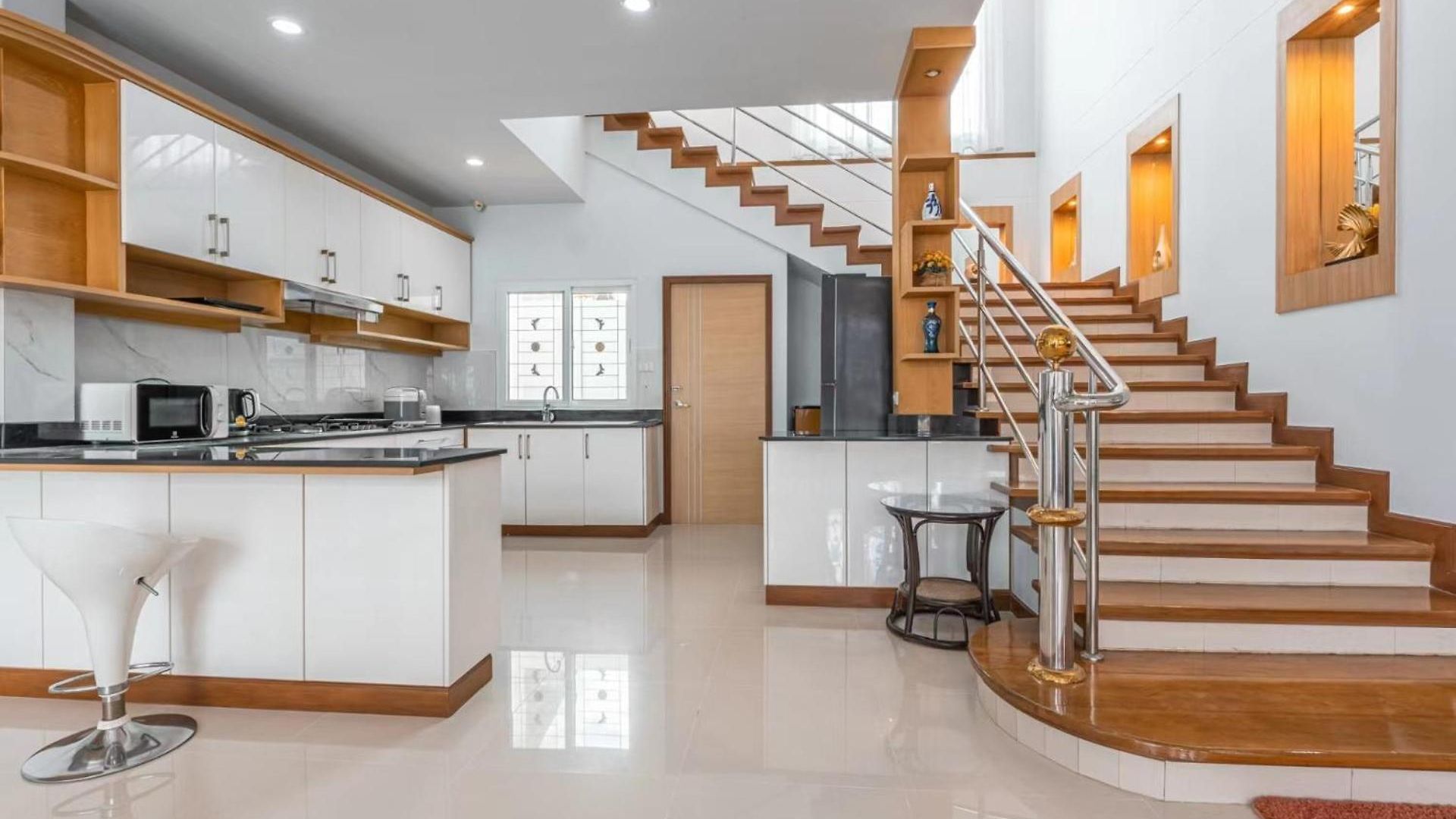 5 Bedrooms Modern Pool