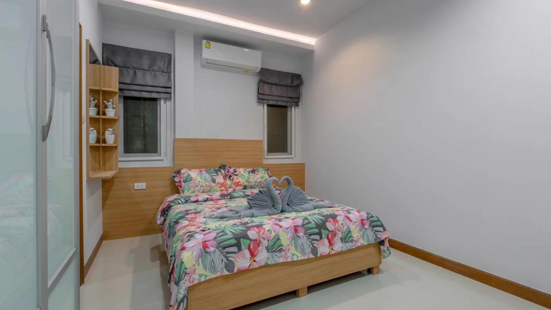 5 Bedrooms Modern Pool วิลล่า Pattaya
