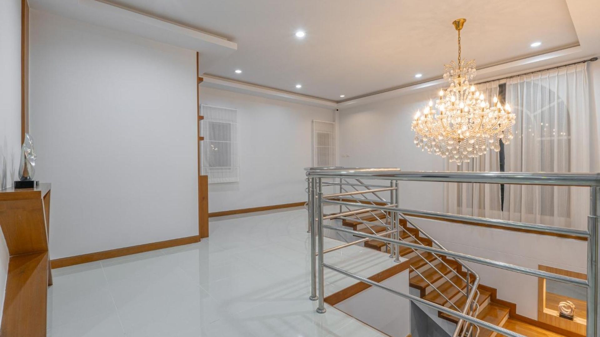 5 Bedrooms Modern Pool