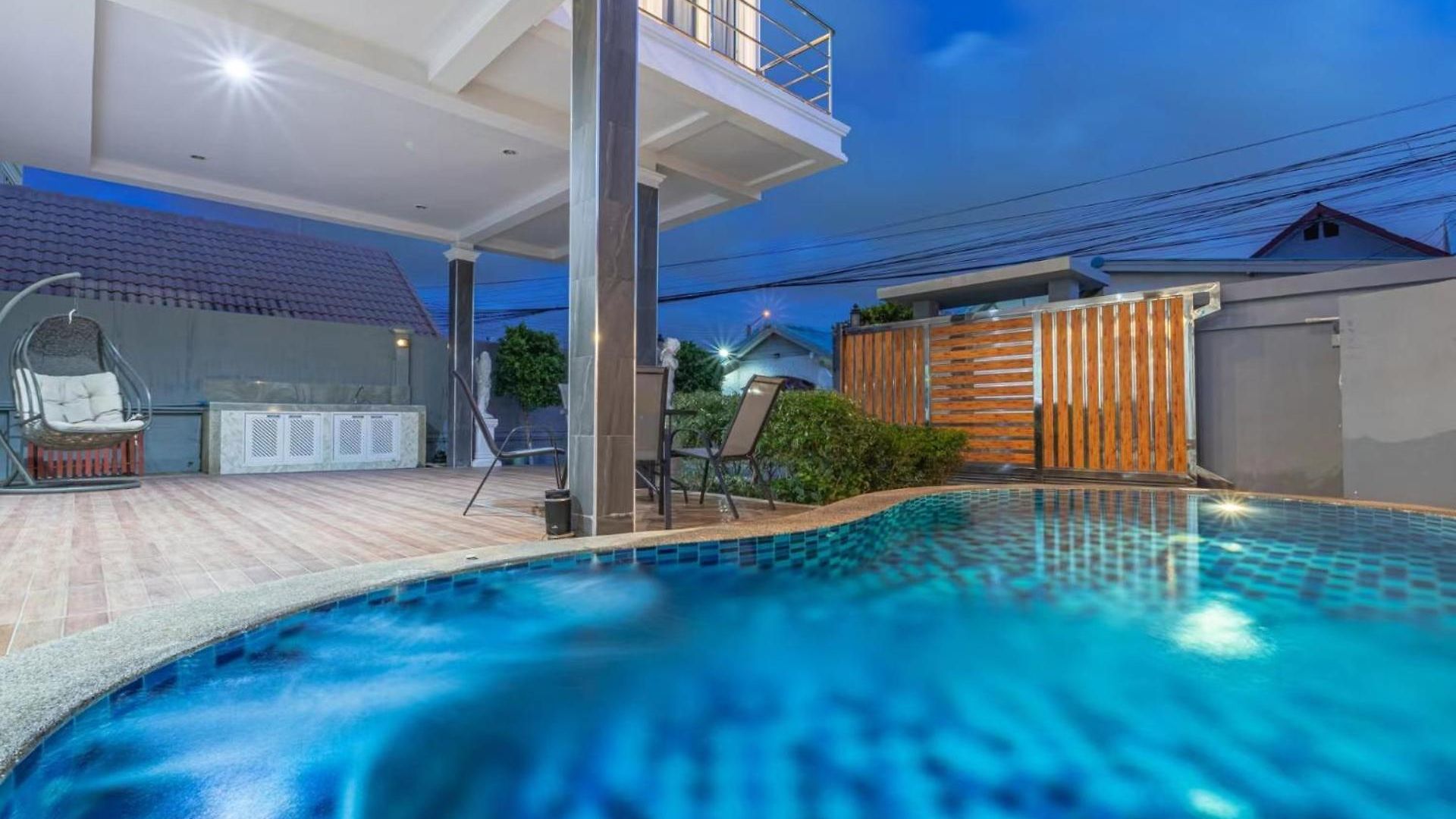 5 Bedrooms Modern Pool วิลล่า
