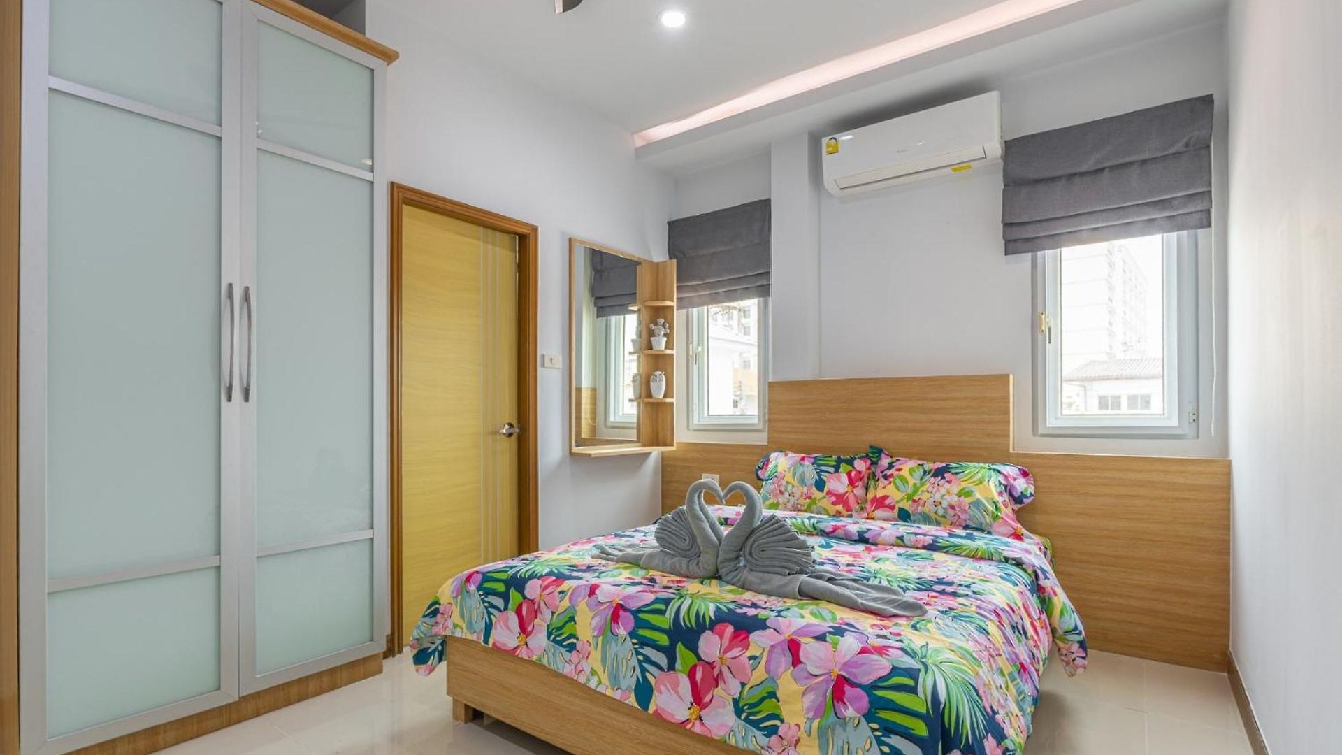 5 Bedrooms Modern Pool