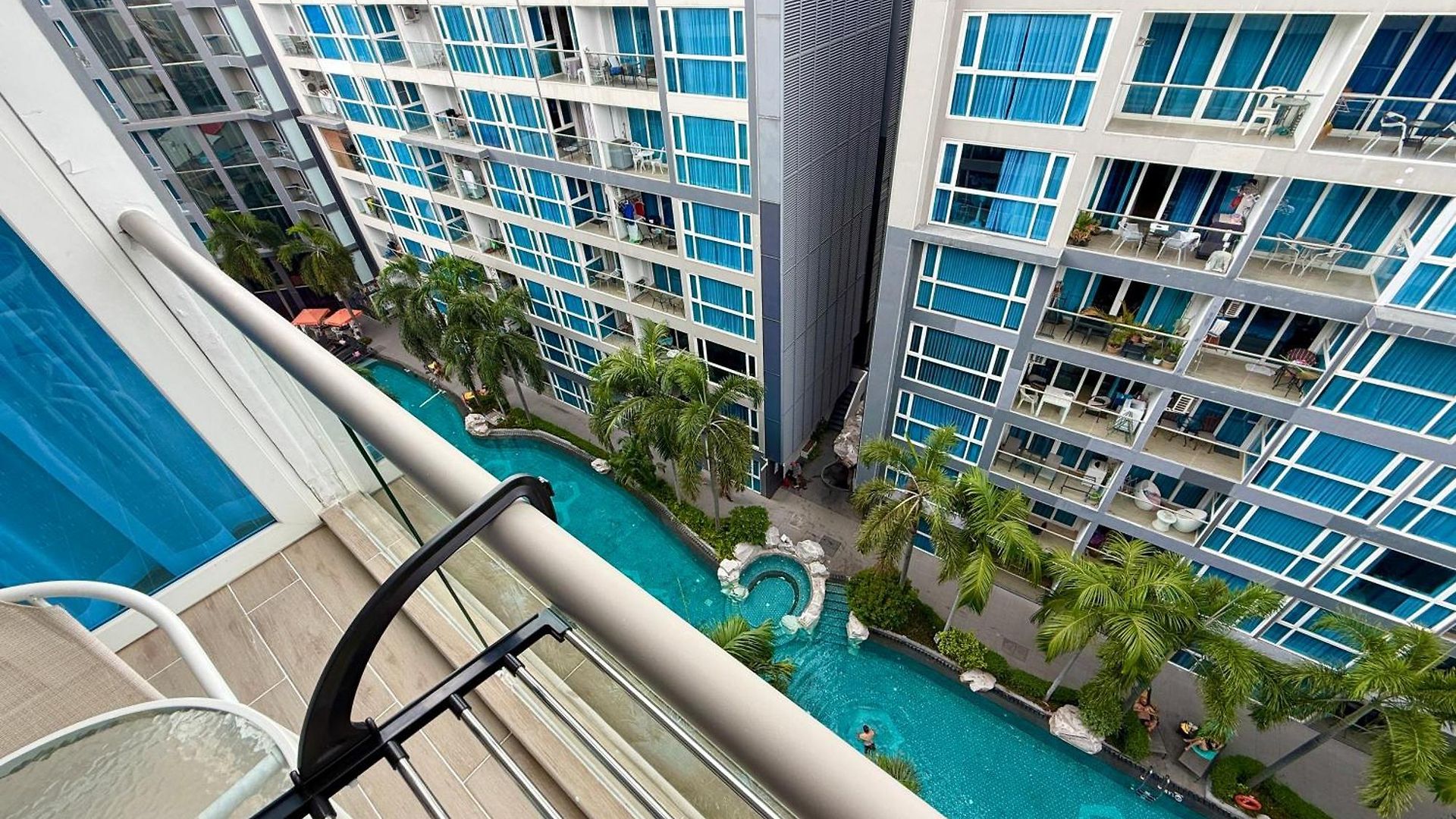 Large Luxury - Centre - Centara Avenue, Pool View - 805