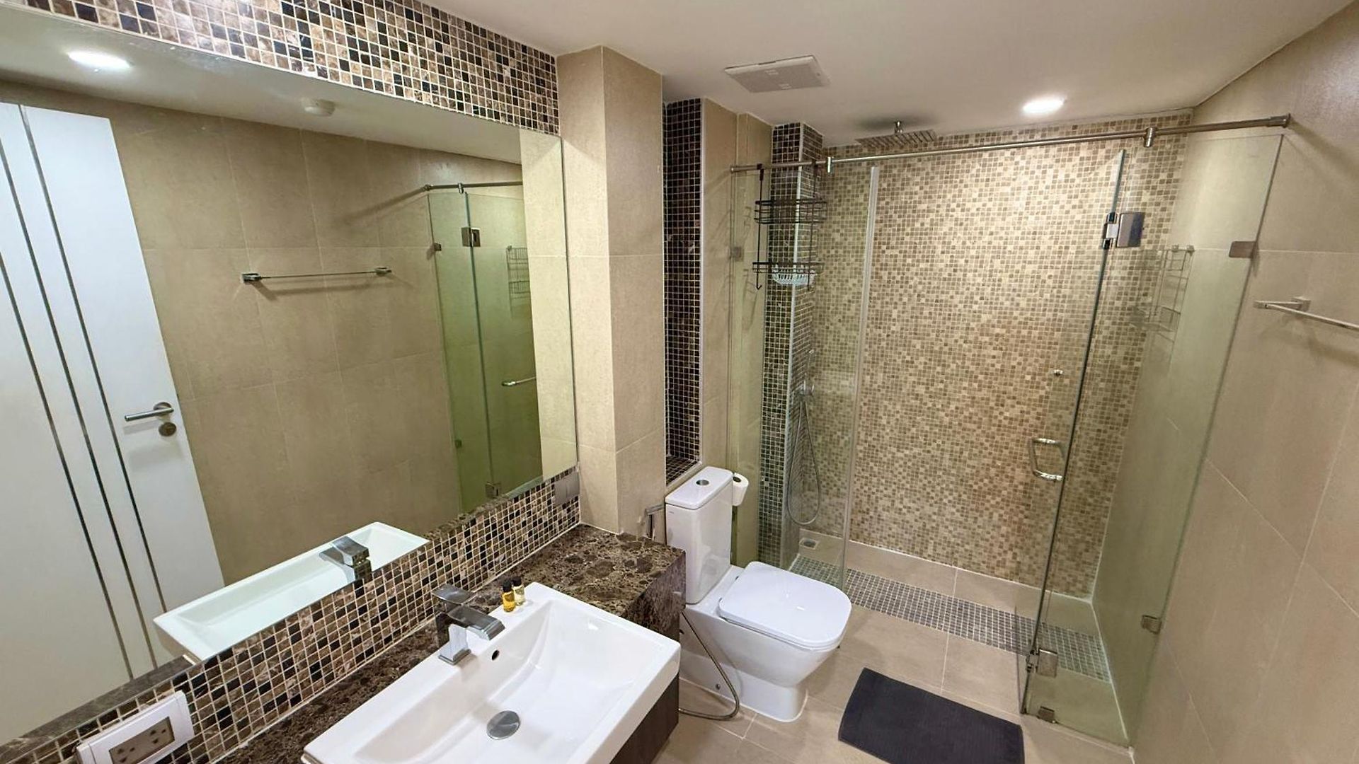 Large Luxury - Centre - Centara Avenue, Pool View - 805 *