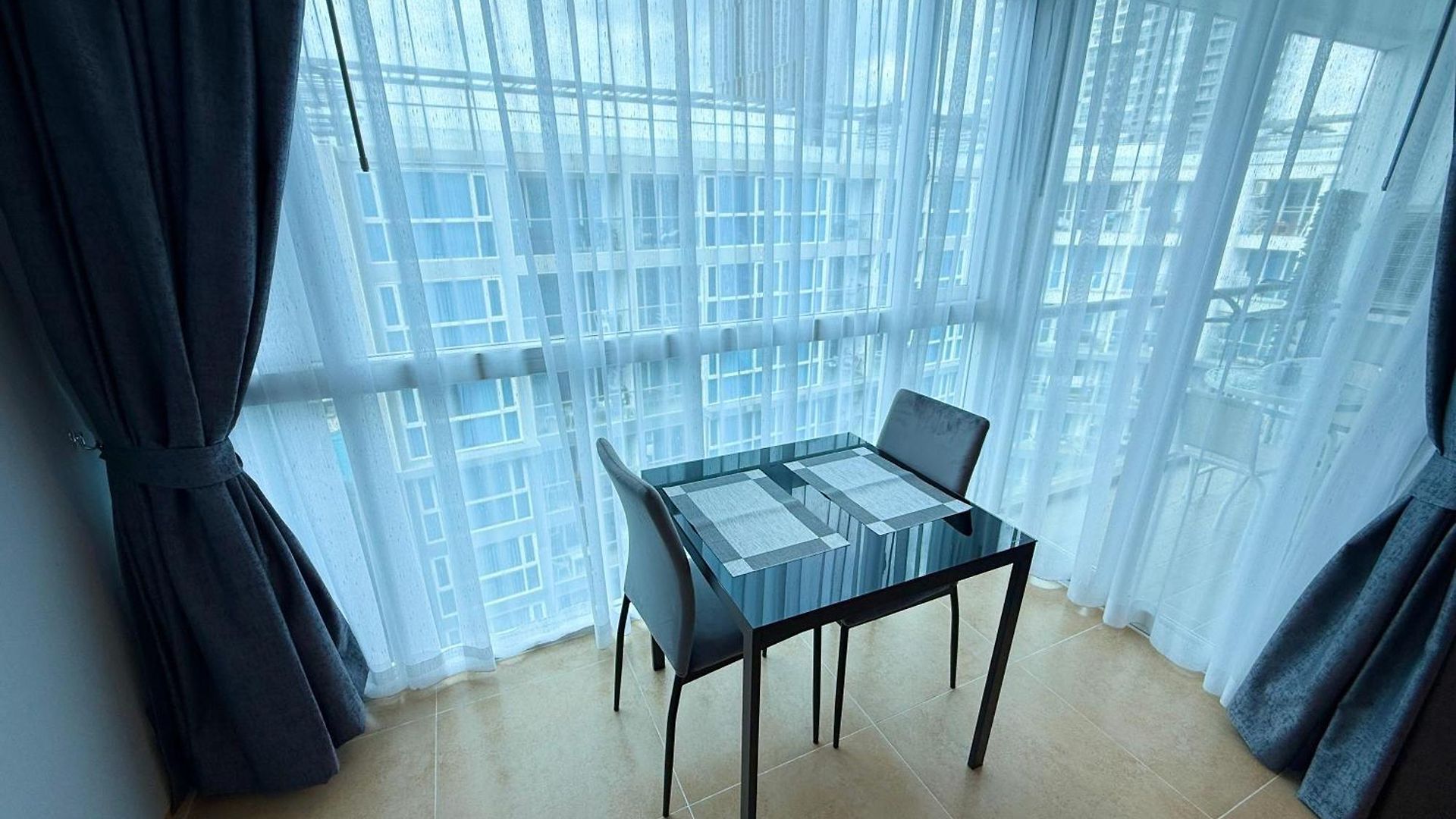 อพาร์ทเม้น Large Luxury - Centre - Centara Avenue, Pool View - 805