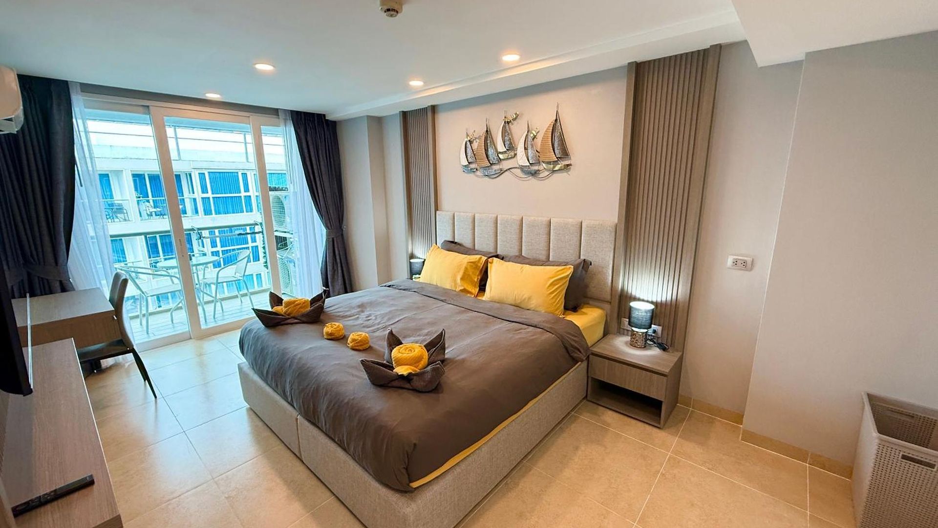 Large Luxury - Centre - Centara Avenue, Pool View - 805 อพาร์ทเม้น Pattaya