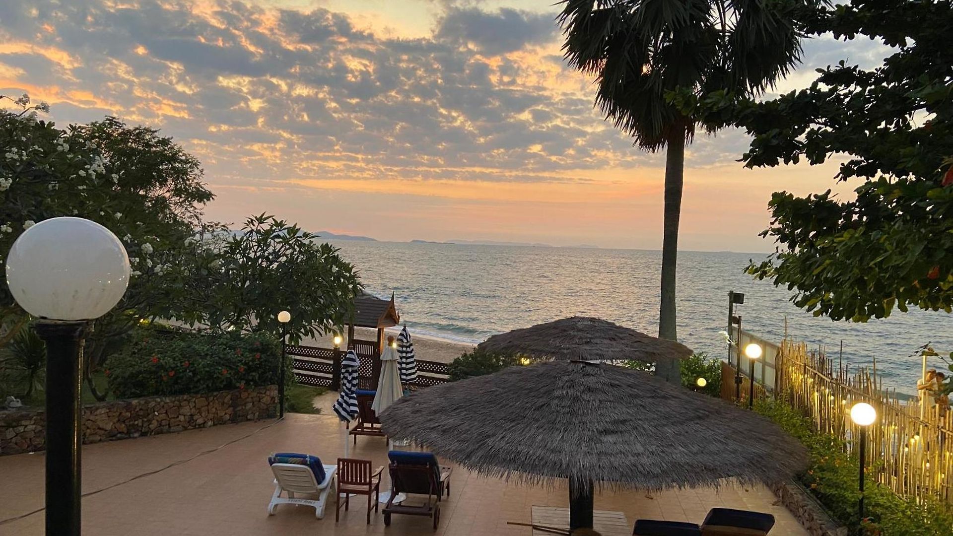 Amazing Spacious Seaview Apartment Pattaya