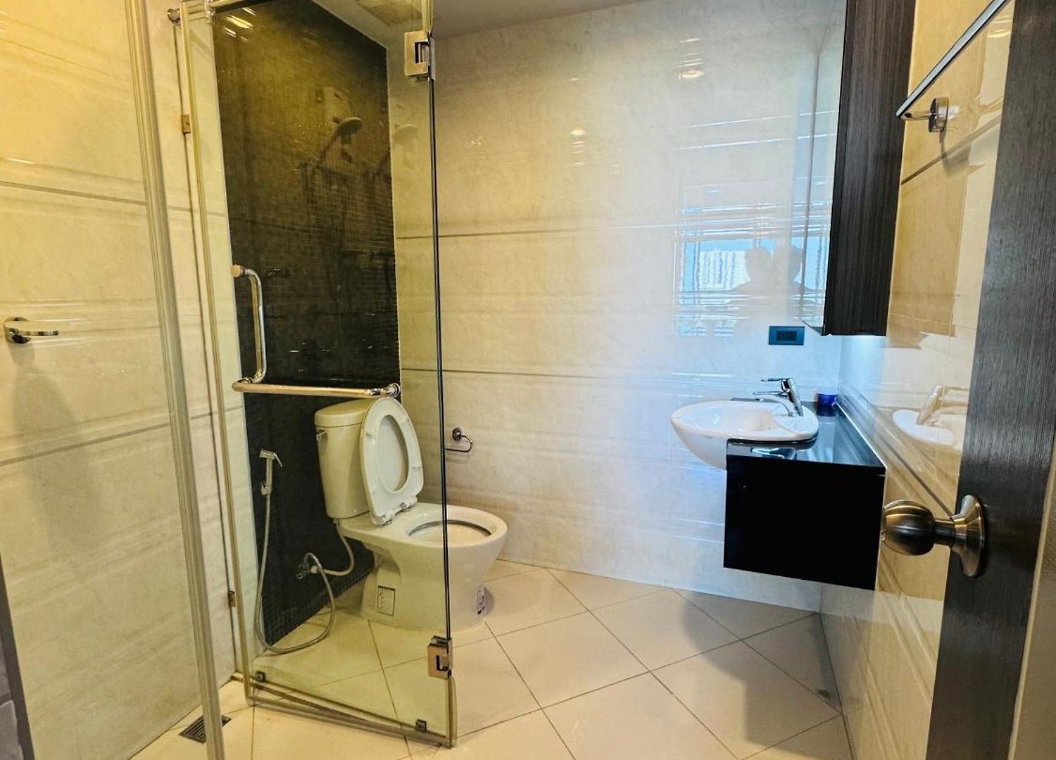 อพาร์ทเม้น The Private Paradise Two-Bedroom Condo Only Women, Shared Accommodation
