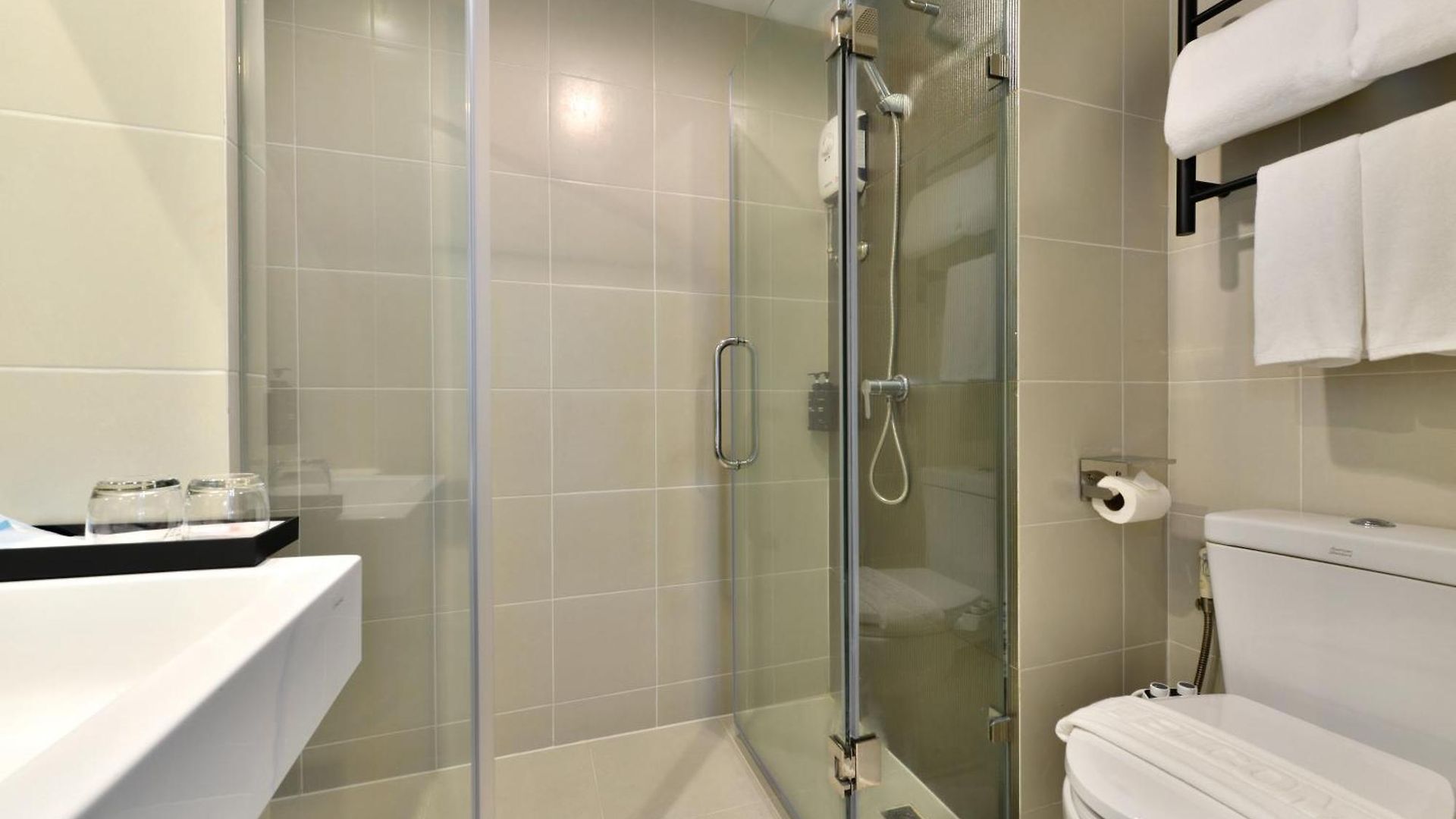 โรงแรม The Grass Serviced 4*