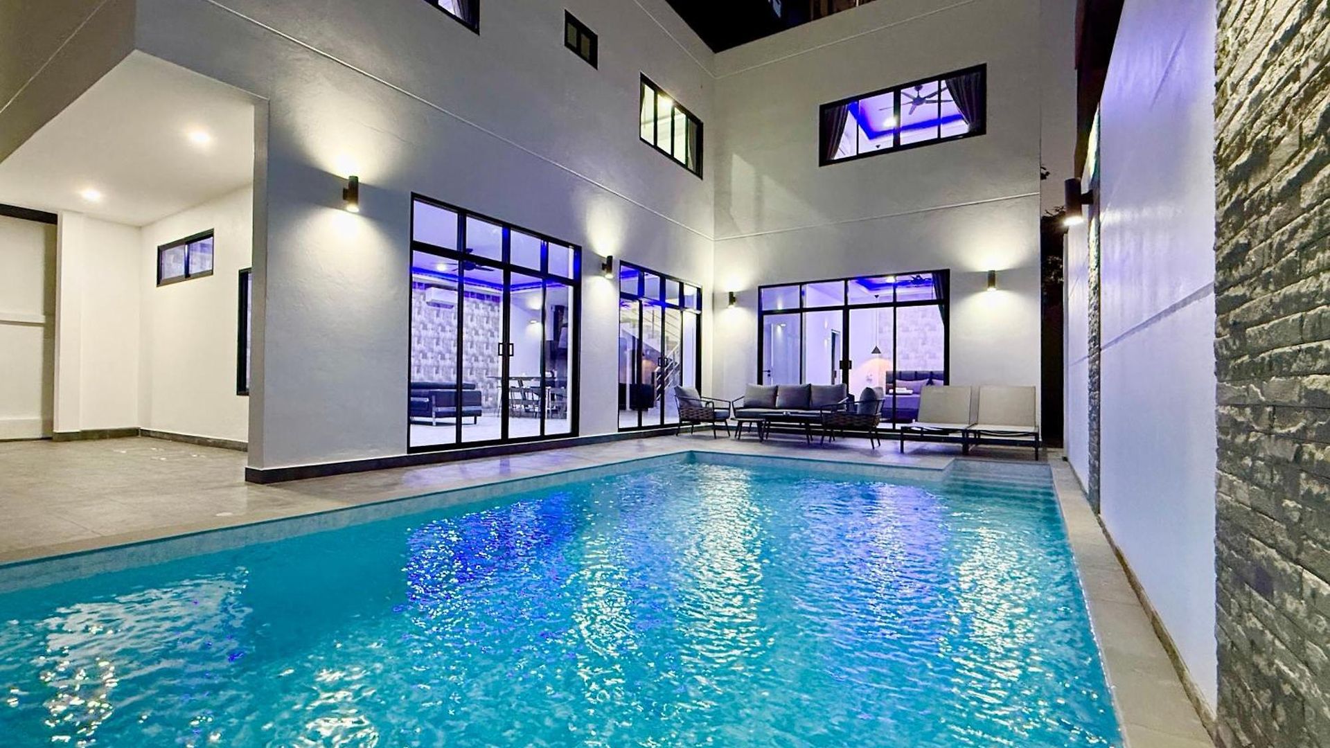 Pool 435 Nearby Walking Street *
