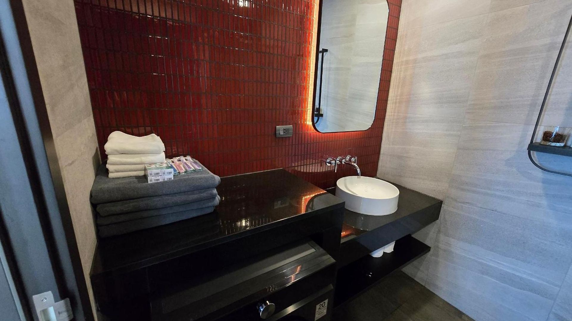 อพาร์ทเม้น Edge 2br Balcony Garden View Infinity Pool & Location Pattaya